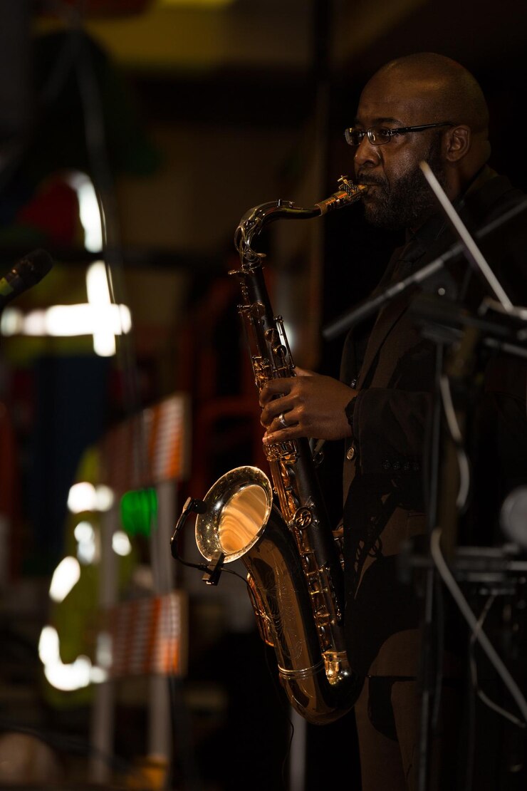Photo close-up d'un homme jouant de la guitare