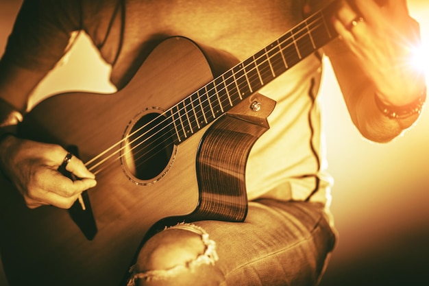 Photo close-up d'un homme jouant de la guitare