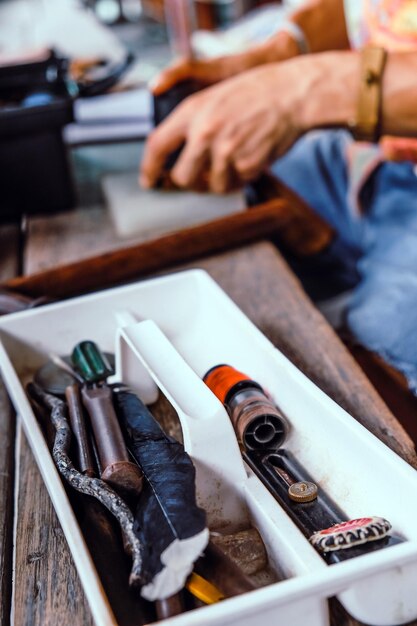 Photo close-up d'un homme avec des outils sur la table