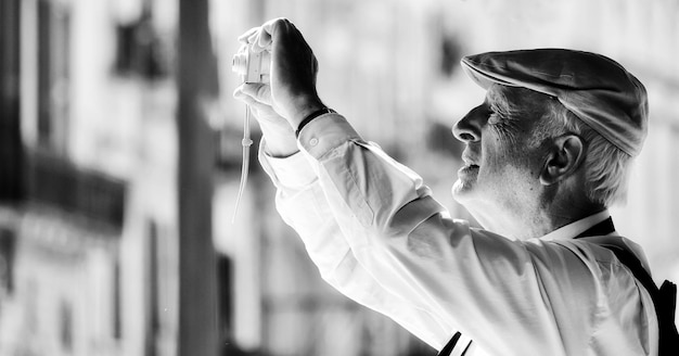 Photo close-up d'un homme photographiant à travers une caméra