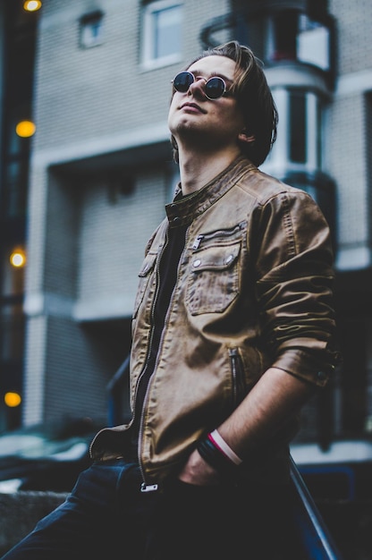 Close-up d'un homme portant des lunettes de soleil debout dans la ville