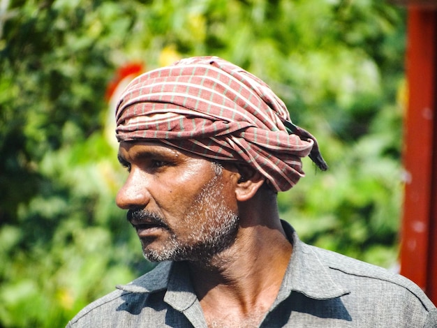 Photo close-up d'un homme portant un turban qui détourne le regard