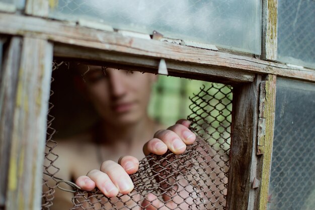 Photo close-up de l'homme qui casse une fenêtre