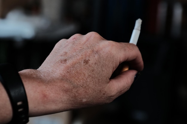 Close-up d'un homme qui fume une cigarette