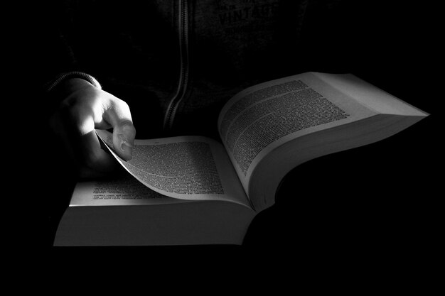 Close-up d'un homme qui lit un livre