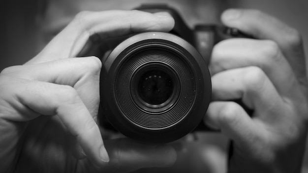 Close-up d'un homme qui photographie à l'aide d'un appareil photo