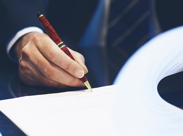 Close-up de l'homme signant le document