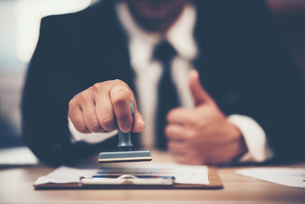 Close-up d'un homme tenant une caméra sur une table