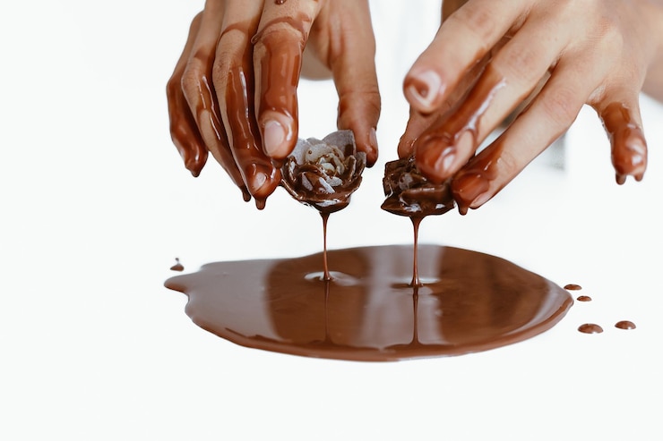 Photo close-up d'un homme tenant des fleurs de chocolat