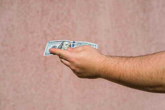 Photo close-up d'un homme tenant les mains contre le mur