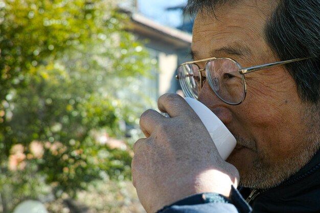 Photo close-up d'un homme tenant une tasse de café