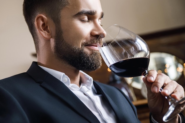 Photo close-up d'un homme tenant un verre à vin