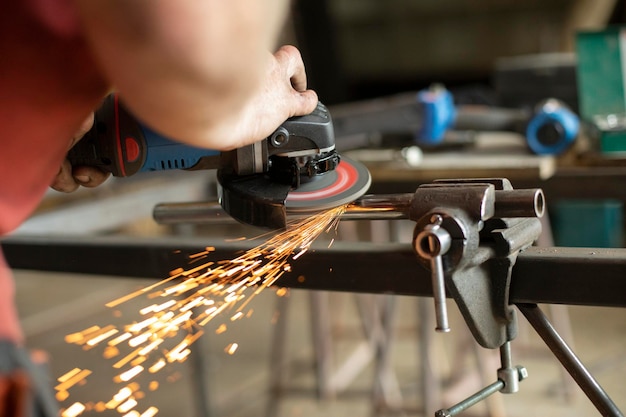Close-up d'un homme travaillant dans une usine