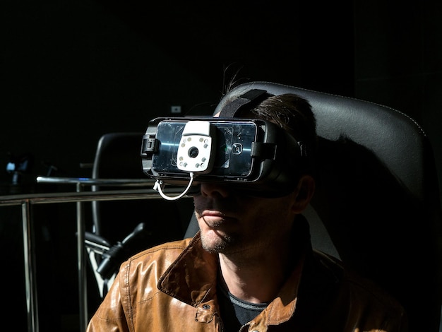 Close-up de l'homme en utilisant la réalité virtuelle