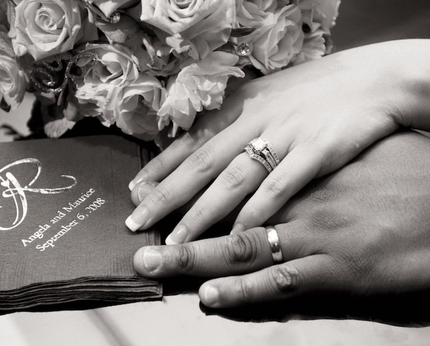 Photo close-up d'hommes et de femmes portant la bague de mariage à la main