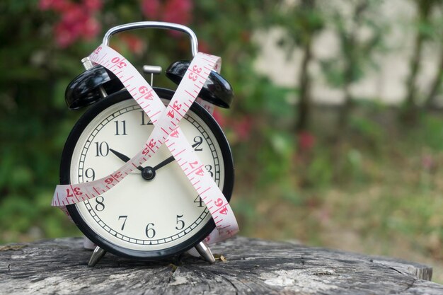 Close-up d'une horloge en bois