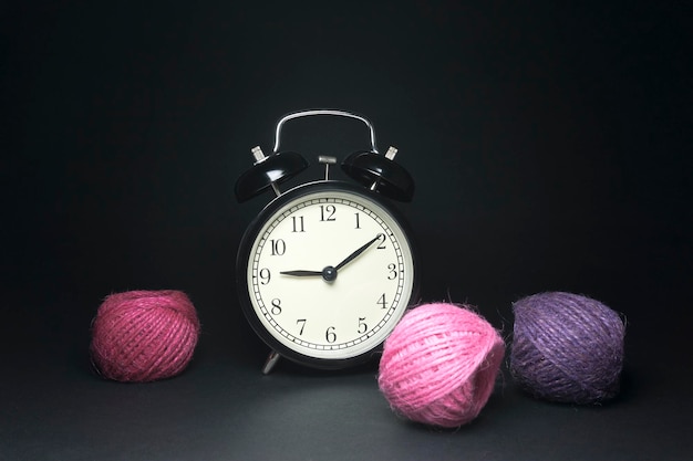 Close-up de l'horloge sur fond noir