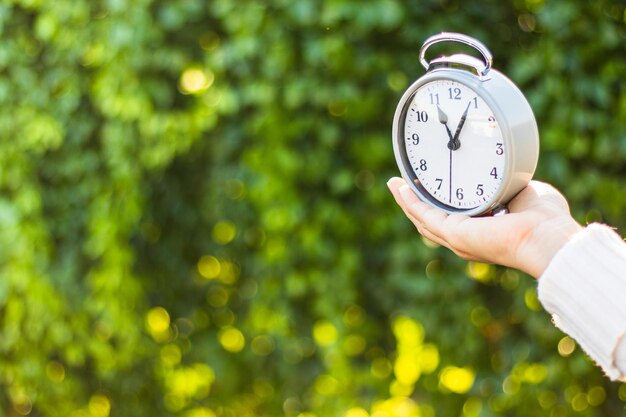 Photo close-up d'une horloge à main sur un fond flou