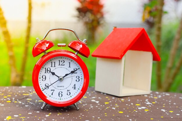 Photo close-up d'une horloge avec une réplique domestique sur la table