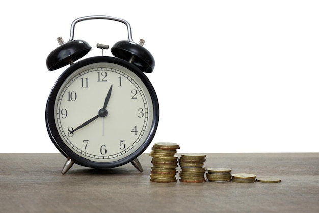 Close-up de l'horloge sur la table sur fond blanc