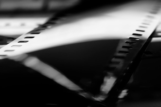 Close up image de film photographique 35 mm en noir et blanc