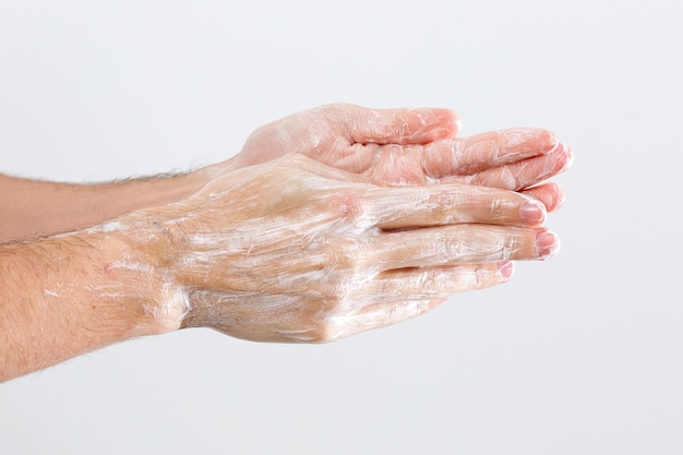 Close up image de se laver les mains contre fond blanc