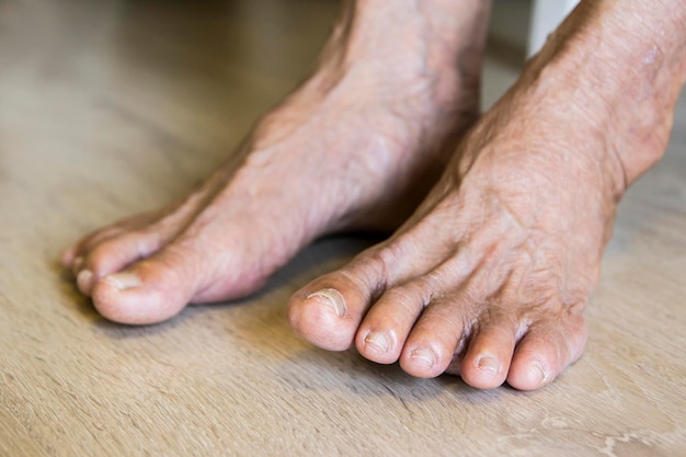 Photo close-up des jambes d'une femme âgée sur le sol