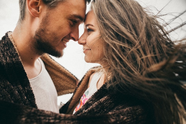 Photo close-up d'un jeune couple en amour