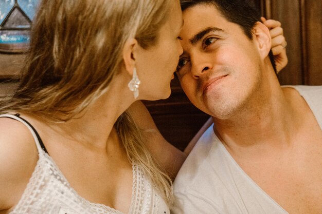 Photo close-up d'un jeune couple s'embrassant