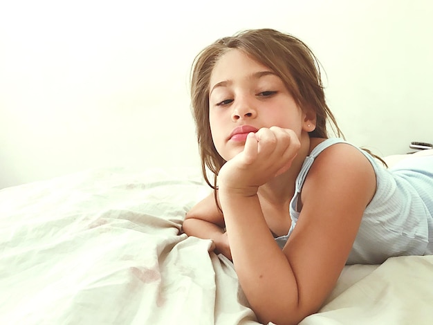 Close-up d'une jeune femme allongée sur le lit