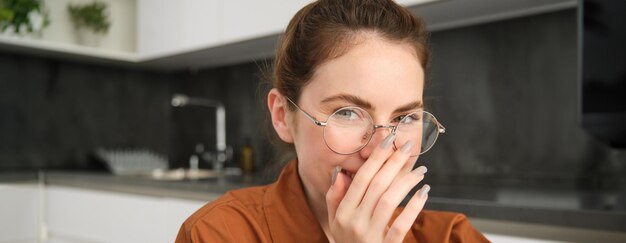 Close-up d'une jeune femme buvant un verre