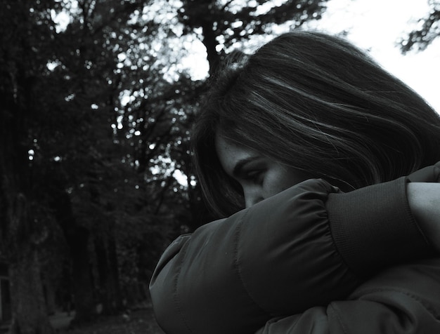 Photo close-up d'une jeune femme contre les arbres