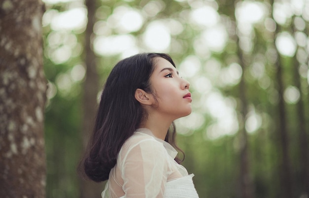Close-up d'une jeune femme contre les arbres