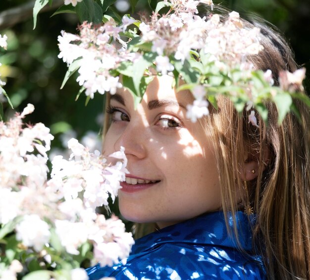 Photo close-up d'une jeune femme avec des fleurs