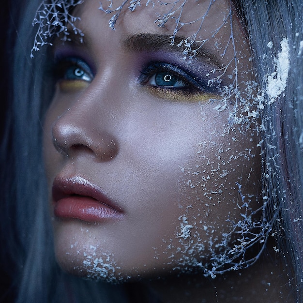 Close-up d'une jeune femme portant un costume