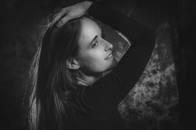 Photo close-up d'une jeune femme posant dans la chambre noire