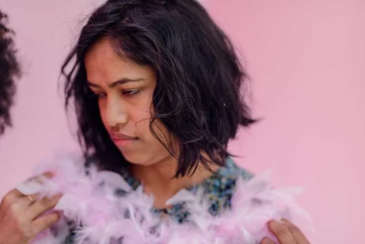 Photo close-up d'une jeune femme qui détourne le regard