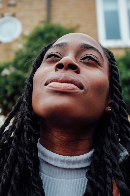 Close-up d'une jeune femme qui regarde en ville