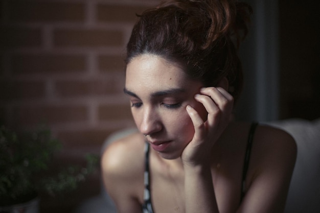 Close-up d'une jeune femme réfléchie