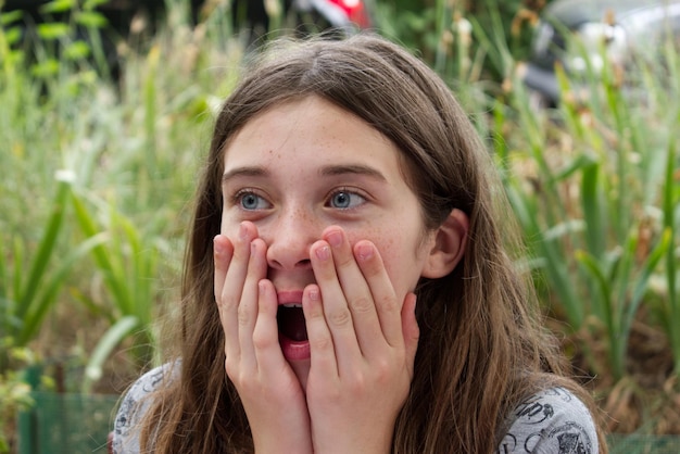 Close-up d'une jeune femme surprise qui détourne le regard