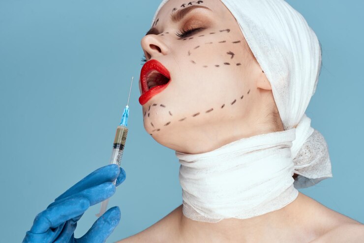 Photo close-up d'une jeune femme tenant une seringue sur un fond blanc