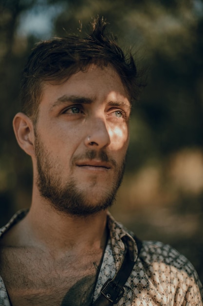 Close-up d'un jeune homme réfléchi