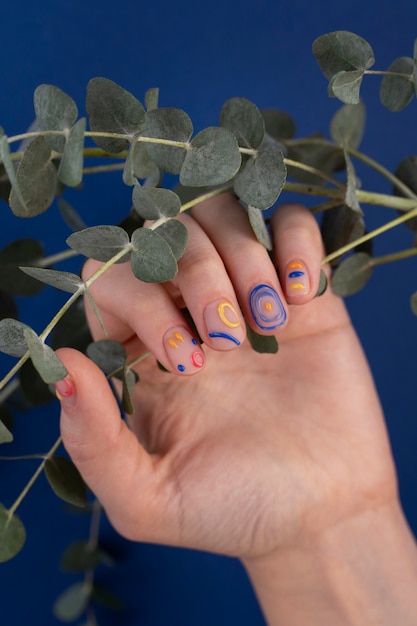 Photo close up jolie manucure et feuilles vertes