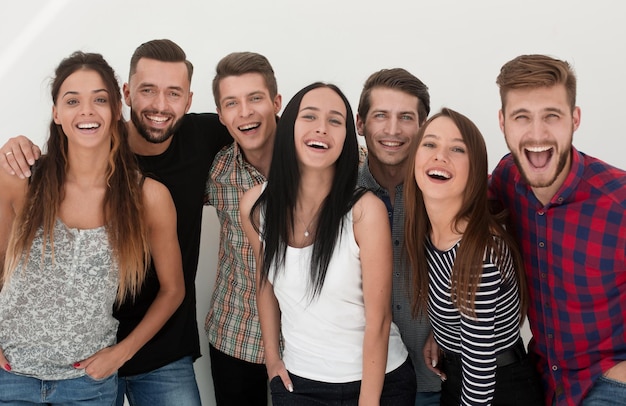 Close up joyeux groupe de jeunes isolés sur fond clair