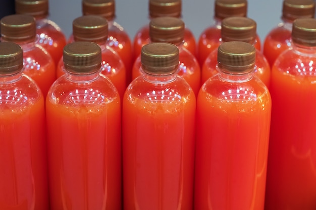 Close up de jus d'agrumes en bouteille avec boire, marché de la nourriture de rue thaïlandaise