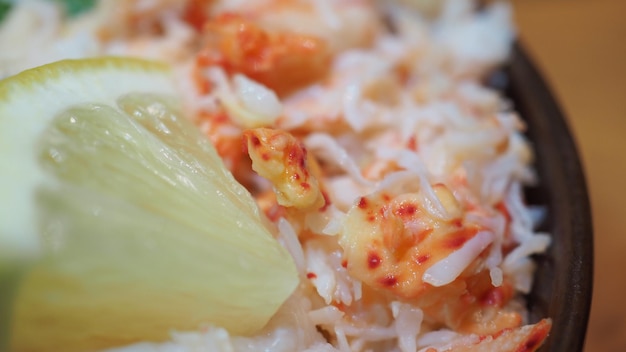 Close up Kaisendon ou Le poisson cru sur riz est accompagné de crabe, hotate. C'est de la nourriture japonaise.