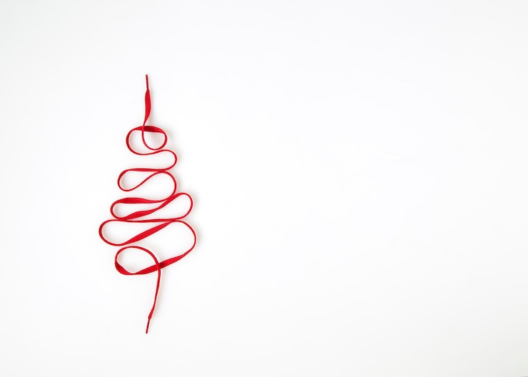 Photo close-up d'un lacet rouge sur un fond blanc