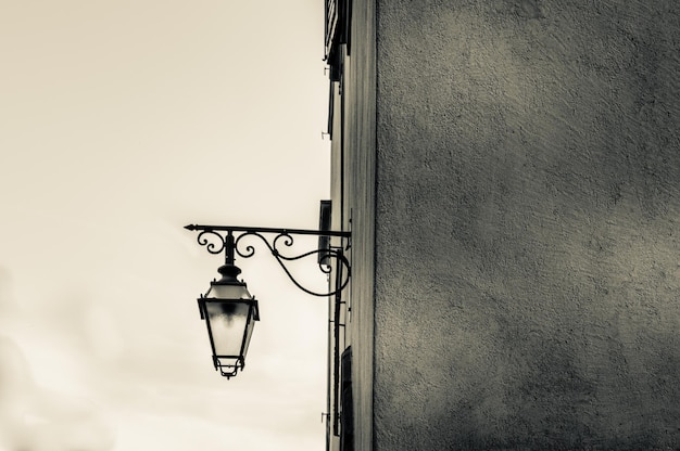 Close-up d'une lampe éclairée contre le ciel