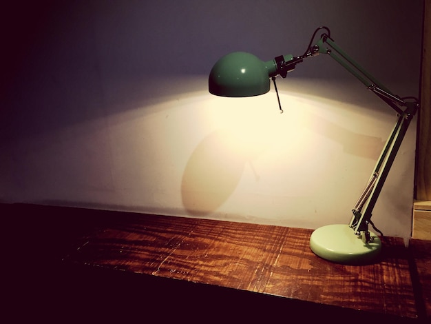 Close-up d'une lampe électrique éclairée sur table