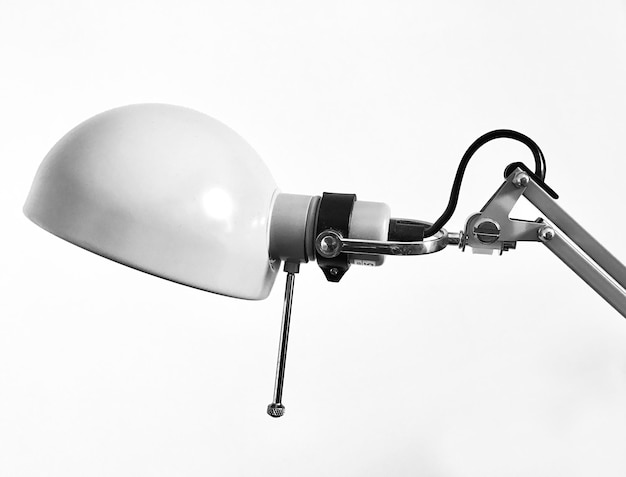 Close-up d'une lampe électrique sur fond blanc